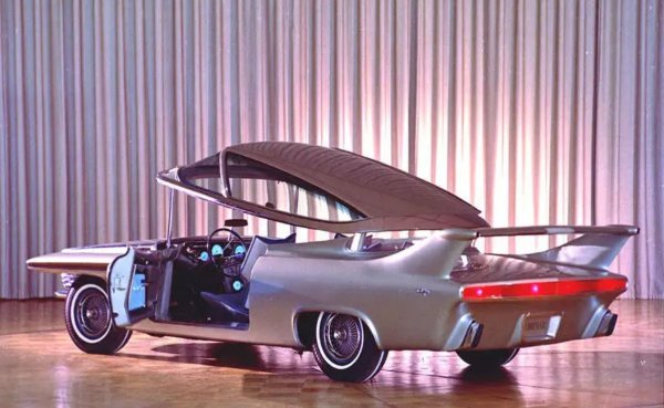 Turboflite със сигурност е иновативен автомобил, но не е лишен от своите недостатъци. Регенеративната турбина на Turboflite тежи наполовина по-малко от еквивалентен V8 двигател с вътрешно горене.
Веднага щом една от вратите се отвори, стъкленият капак се повдига нагоре, като това може да се използва като помощ за механичната спирачна система в движение.
Днес въздушните спирачки са изключително редки &ndash; един от малкото, които имат такива, е McLaren 675LT.
